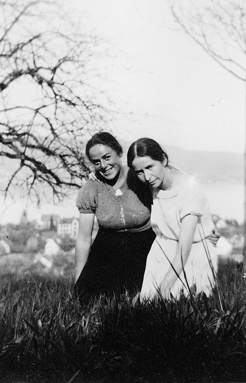 Zwei Wandervögel (links Ruth Pestalozzi) umarmen sich (1935)