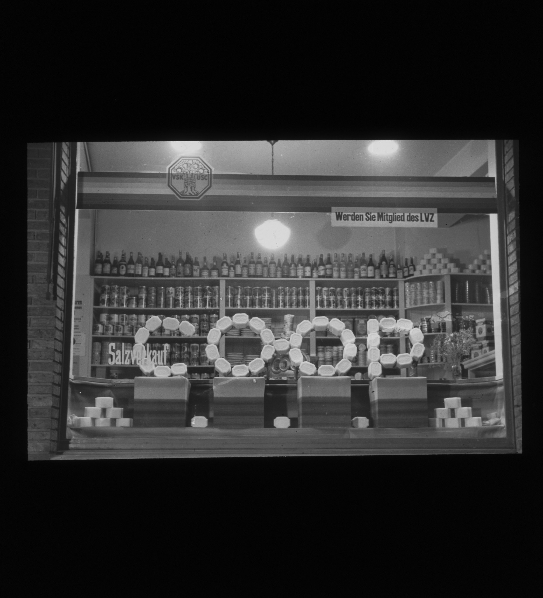 Dia: COOP/LVZ-Filiale, im Schaufenster Seifen. Oben Schild: "Werden Sie Mitglied des LVZ".