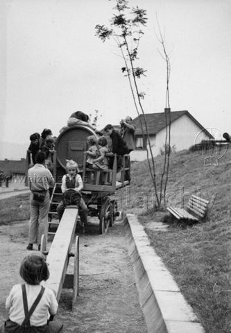 Spielplatz "Sonnengarten, Triemli" - spielende Kinder, Wippe, Fasswagen; um 1960