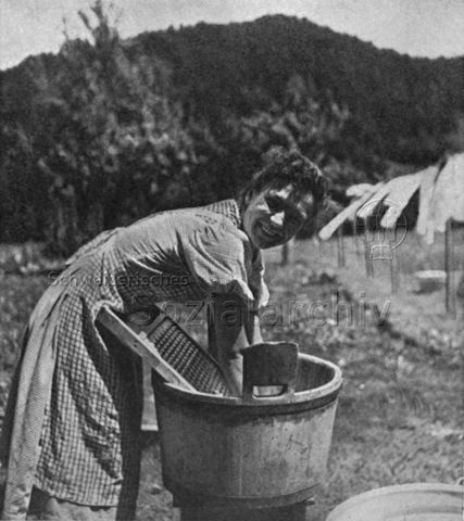 PraktikantInnenhilfe - Frau beim Wäschewaschen; um 1945
