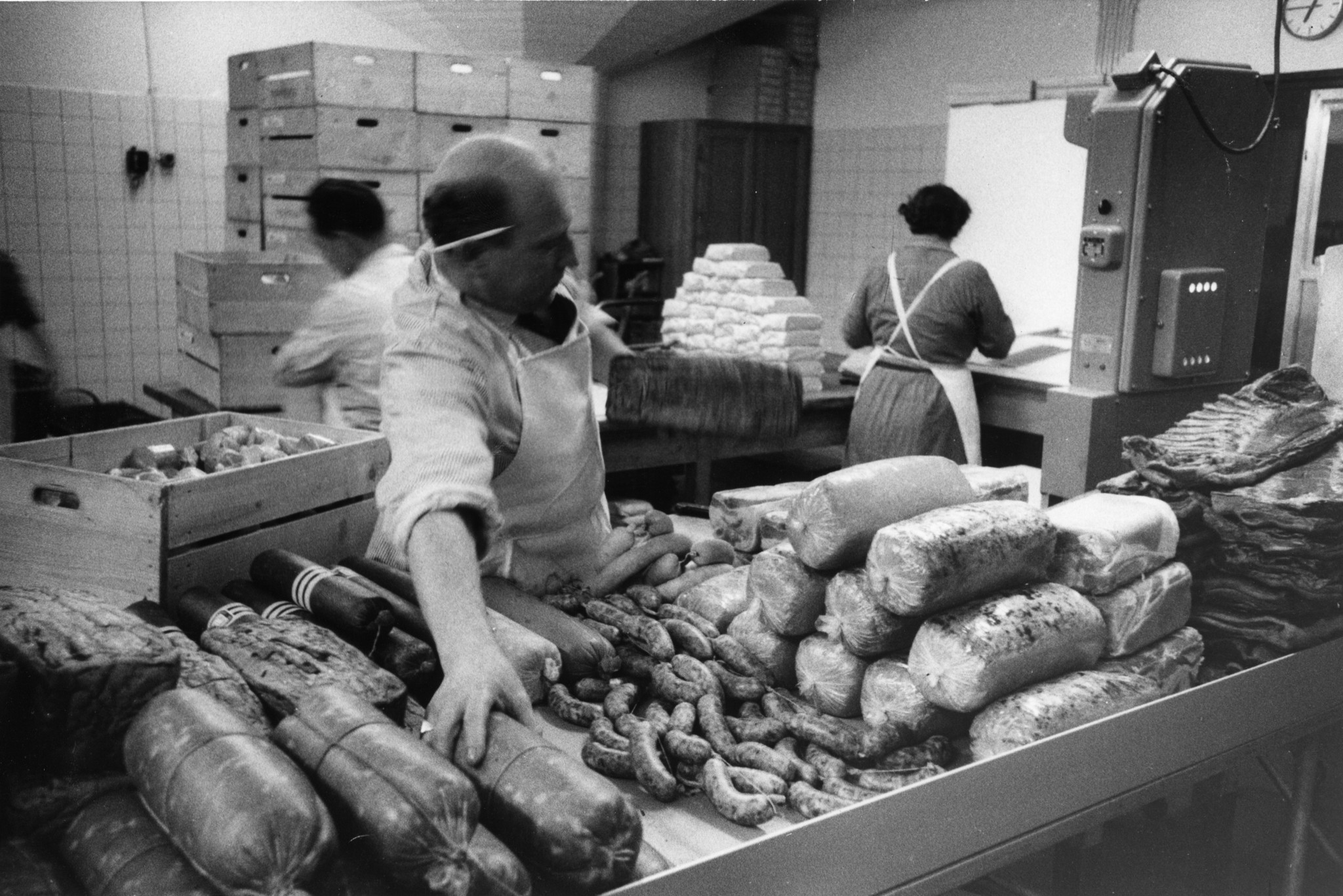 Metzger bei der Arbeit mit Wurstwaren