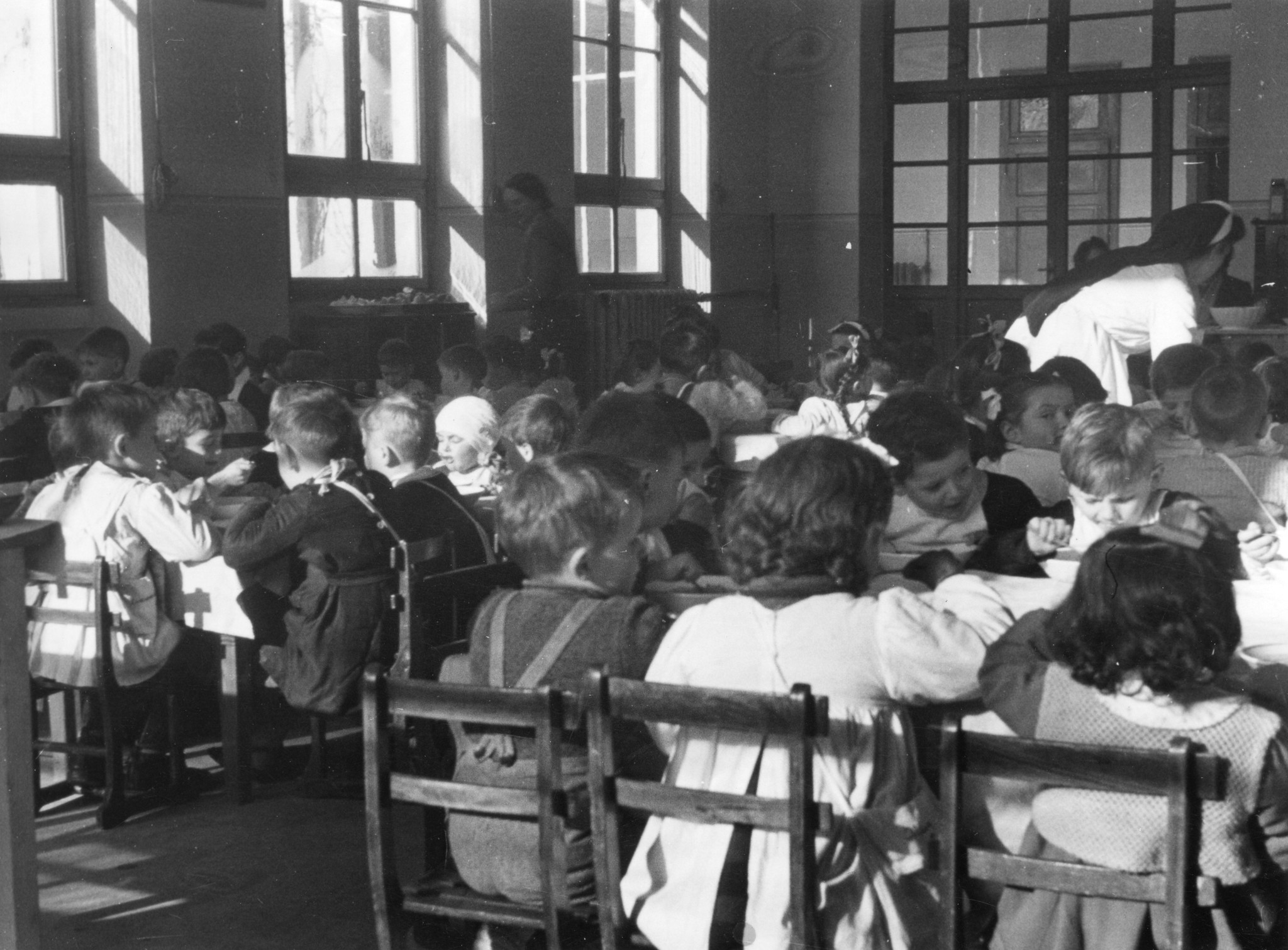 "Milano, Januar 1946. L'Asilo italo-suisse"; Kinder essen im Speisesaal
