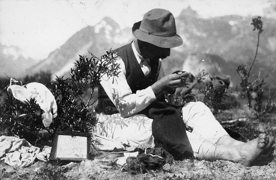 Der erste Blätz - Wandervogel, barfuss, in den Bergen in Engadin sitzend (vermutlich eine Luftblase am Fuss pflegend) (1913)