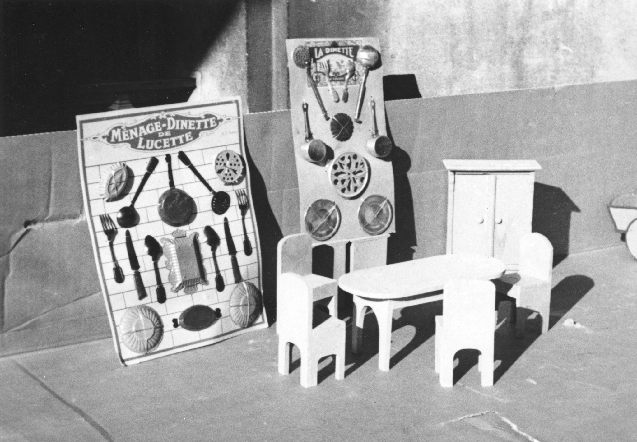 "Spielzeuge für Franzosenkinder", Puppenservice mit Tischchen und Stühle, Spielzeug: "Menage - Dinette de Lucette", um 1950 (Nachkriegszeit)
