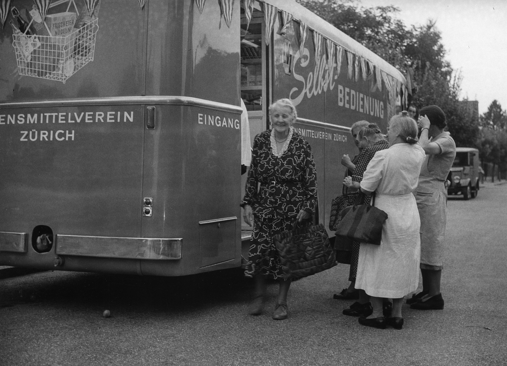 Lebensmittelverkauf ab Wagen: Frauen stehen an zum Einkaufen