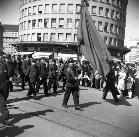 1. Mai, Umzug, Fahnenträger, Männergruppe in Uniformen, Zürich, um 1960