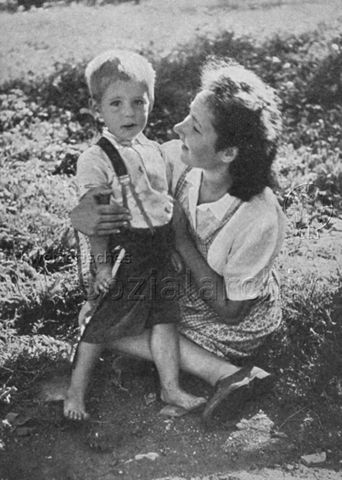 PraktikantInnenhilfe - Mutter und Kind; um 1945