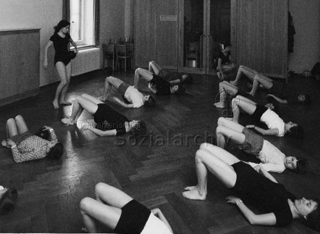 Turnen - Kinder bei Kraftübungen; um 1970