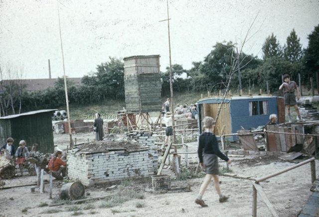 "Robinsonspielplatz Horburg, Basel" - Kinder beim Spielen und Bauen in der Anlage; um 1970