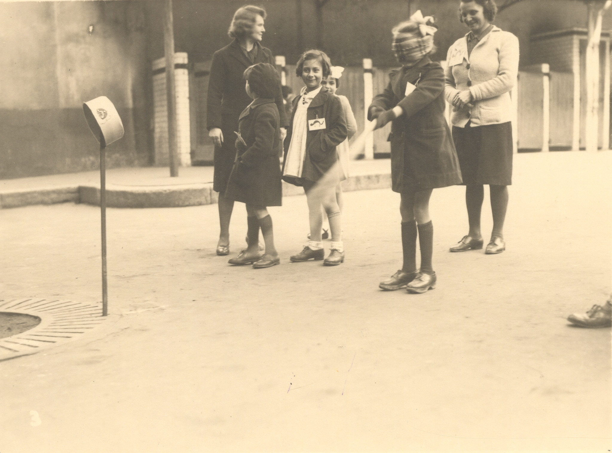 "Lyon, Herbst 1944, Kinder an einem Fest der SAH." Kinder beim Blindekuhspielen mit Begleitern