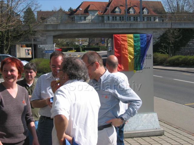 Generalversammlung des Pink Cross (02.04.2005, Frauenfeld) – Vereinsmitglieder in der Pause vor dem Gebäude des Brückenangebots Thurgau
