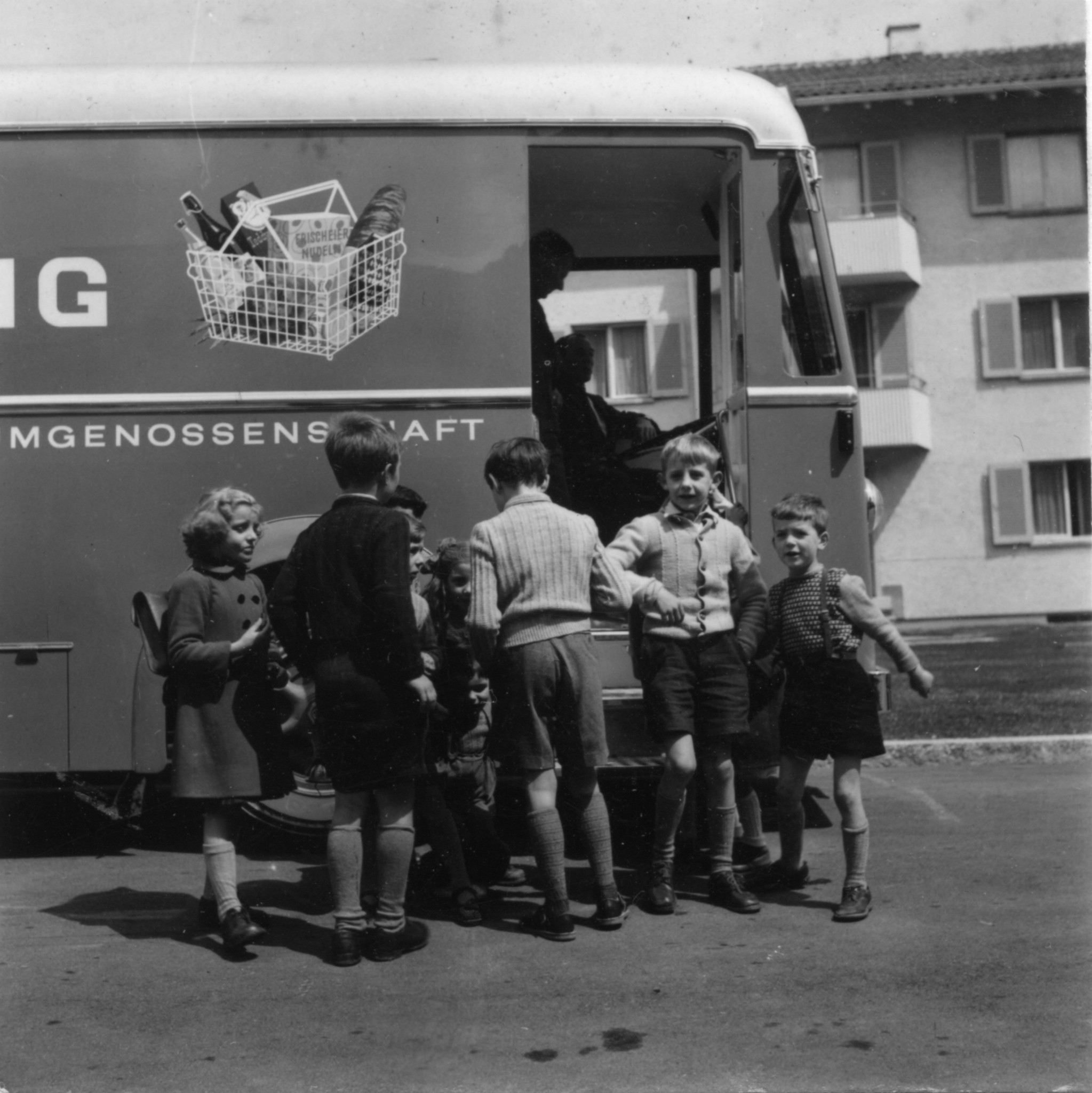 Kinder vor einem Verkaufswagen des Lebensmittelvereins Zürich