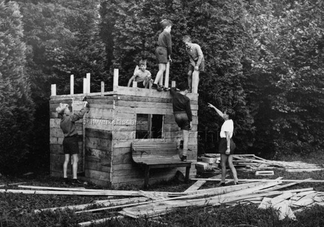 Spielplatz - Kinder beim Bauen einer Hütte aus Holz; um 1960