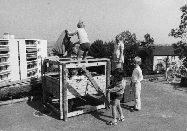 "Bauelemente, Siedlungsspielplatz Adliswil" - spielende Kinder; 1971