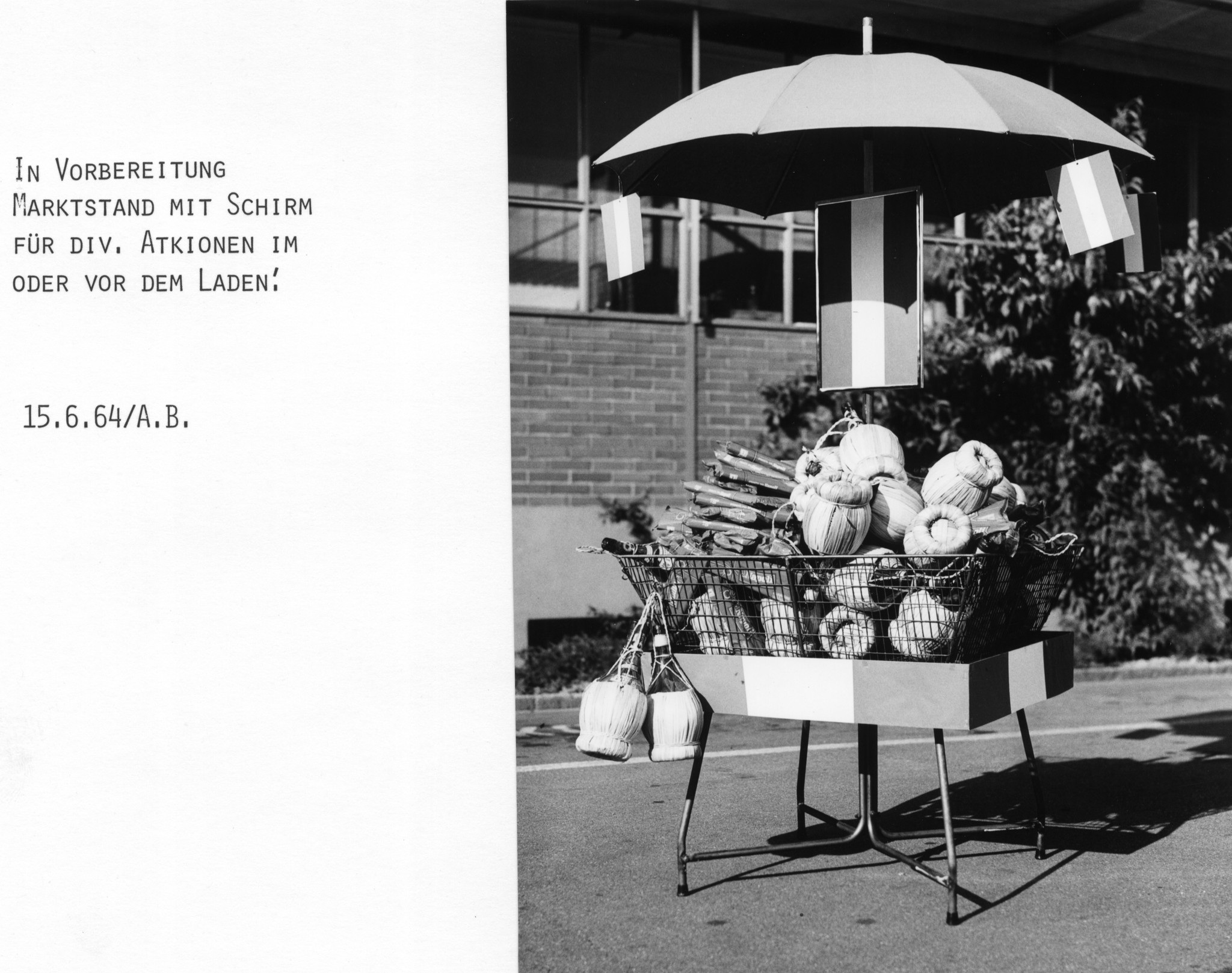 Marktstand mit Schirm für diverse Aktionen im oder vor dem Laden, 15. Juni 1964