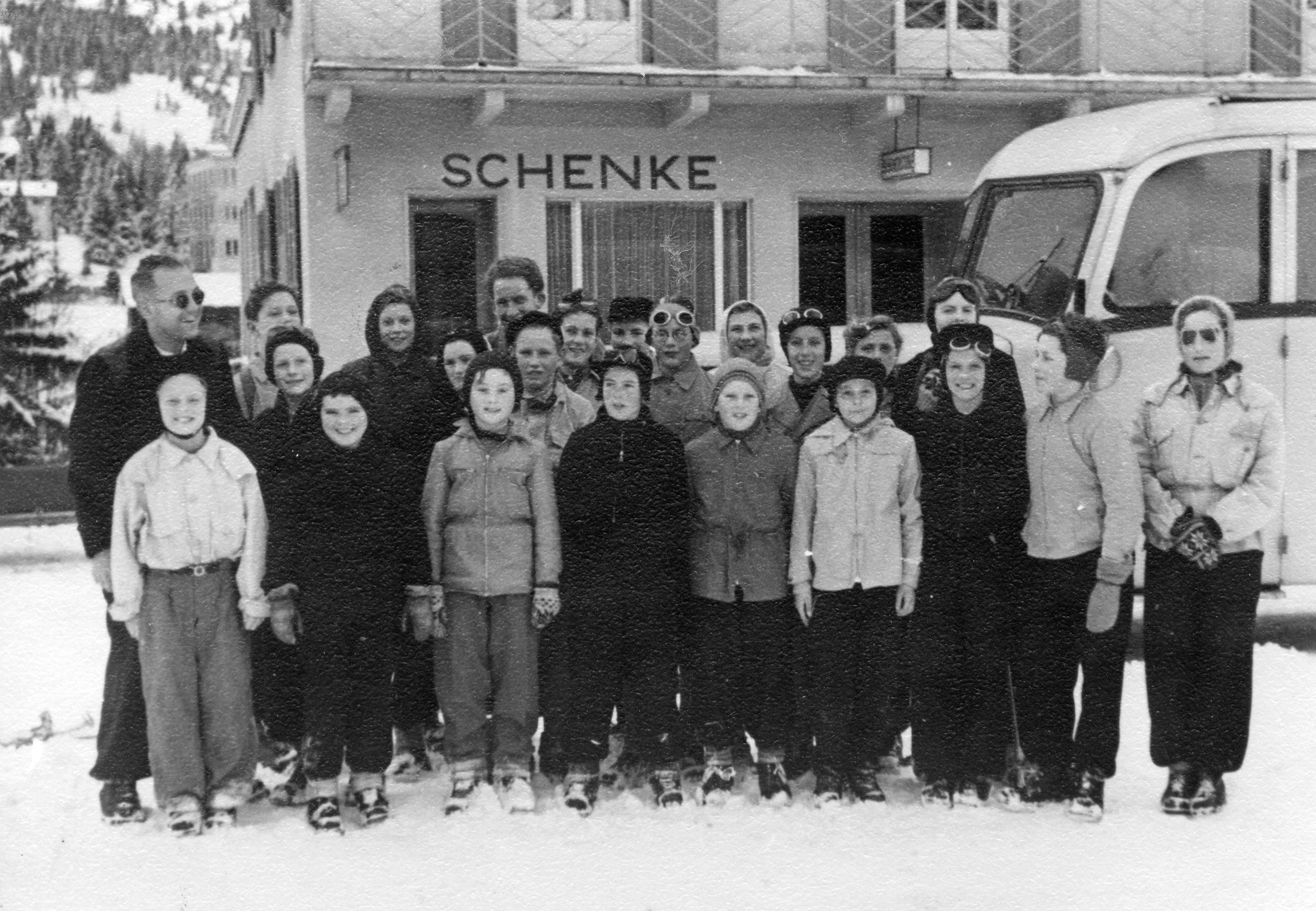 "Brambrüesch / Chur Winterferienlager 5. bis 18. Jan. 47"; Gruppenfoto der Kinder vor der Schenke