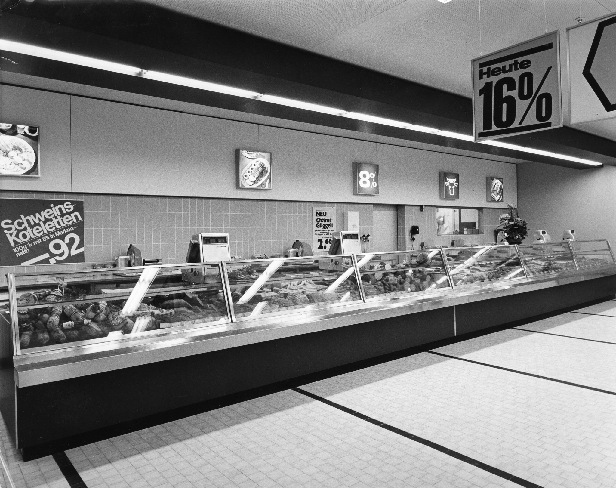 "100g Schweinskoteletten 92 Rp." - Fleischtheke einer Coop-Filiale, um 1970