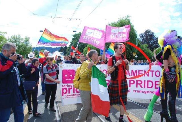 CSD 2009: "Europride 09" (06.06.2009, Zürich) – "Torino Pride – coordinamento – gay - lesbian - bisexual - transgender", weiteres Transparent der Torino-Pride, Milano-Regenbogenflagge, Italienflagge