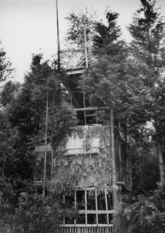 Spielplatz - Mehrstöckige Hütte aus Holz; um 1965