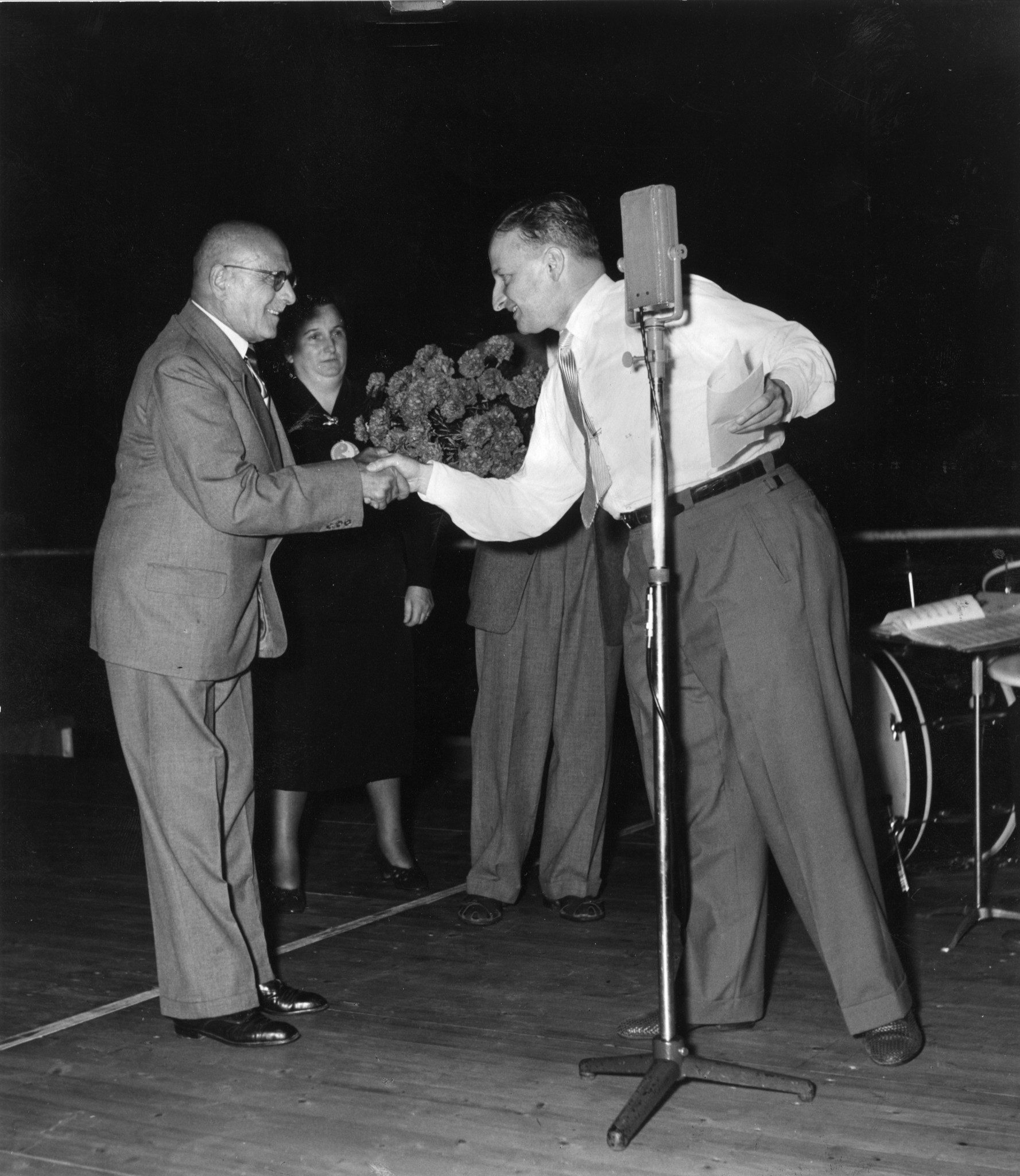 Mann beim Überreichen eines Blumenstrausses, Jubiläum 75 Jahre Lebensmittelverein Zürich 1953