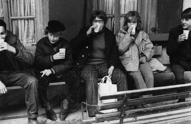 7. Jugendheim-Orientierungslauf bei Baden - Kinder und Erwachsene beim Warten und Trinken; um 1970