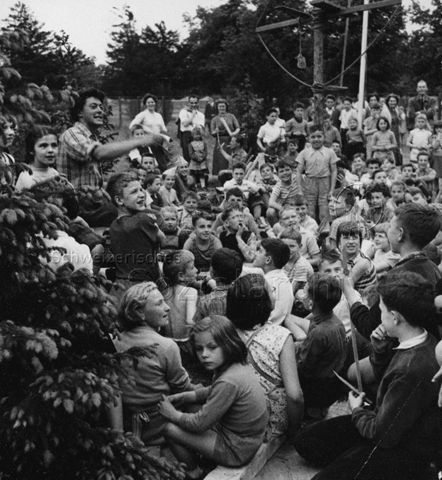 "Robinson-Rat" - Kinder und Spielplatzleiter beim Sammeln neuer Ideen; um 1970