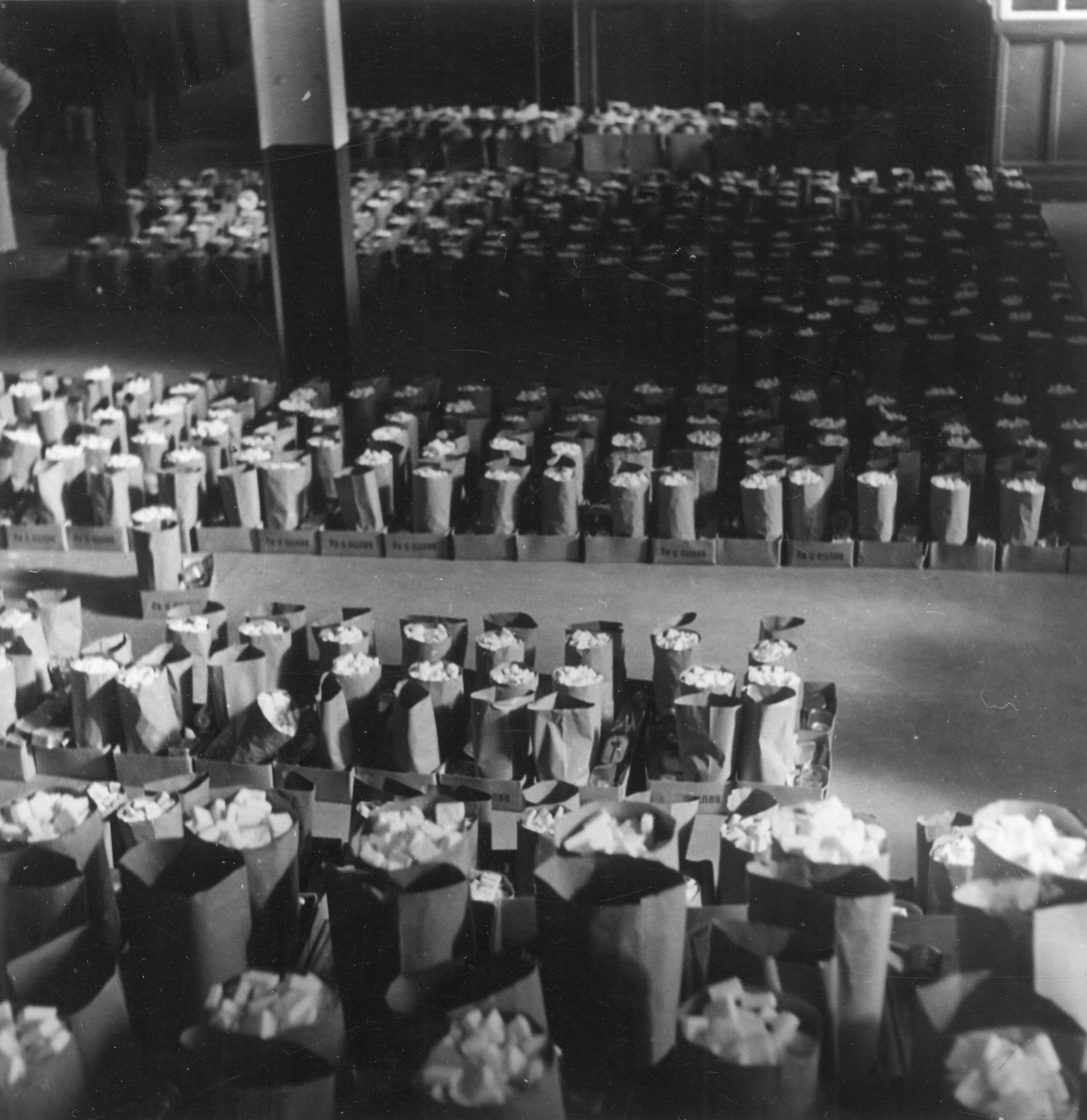 "Lyon, Usine(s) Berliet, 1944. Erste Verteilung von Colis Suisse.", Oktober 1944, "Jeder beschädigter Arbeiter erhält 2 kg. Zucker, 1 kg. Linsen, 1/2 kg. Teigwaren, 1 Büchse Tomatenpüree, 2 Büchsen Sardinen."