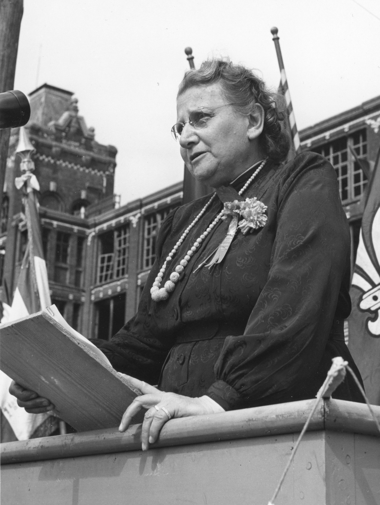 Regina Kägi-Fuchsmann an einem Rednerpult eine Rede haltend