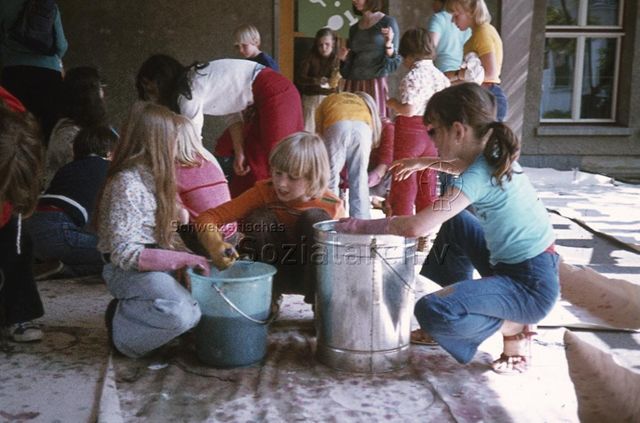 "Aktion Thalwil" - Kinder färben Stoffe; wahrscheinlich 1977