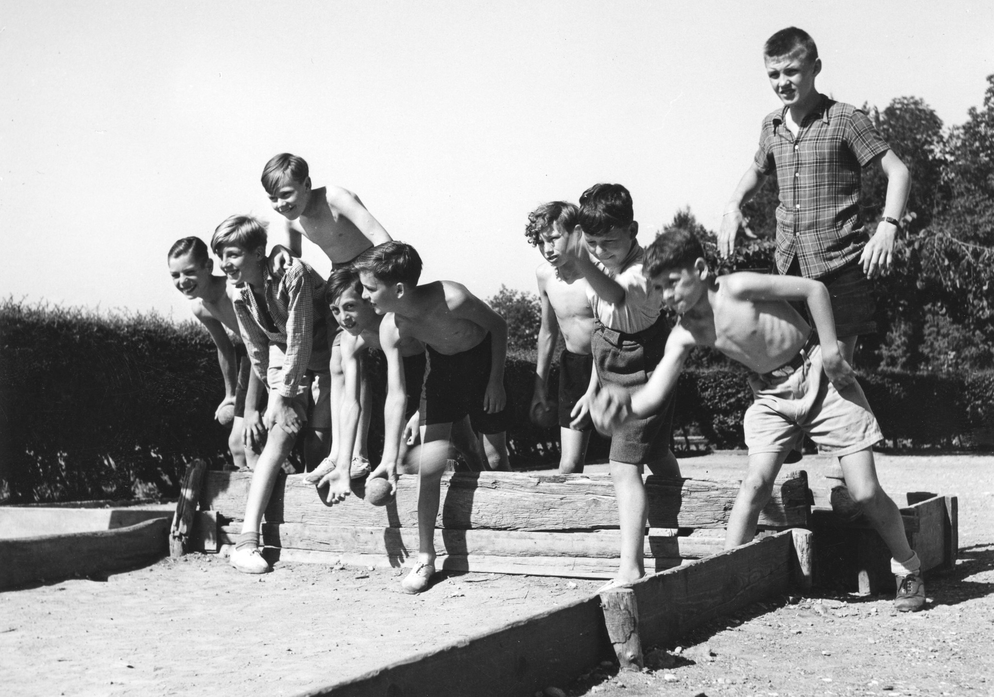 "Albishaus Belgier-Kolonie, Sommer 1950"; Kinder spielen Bocca