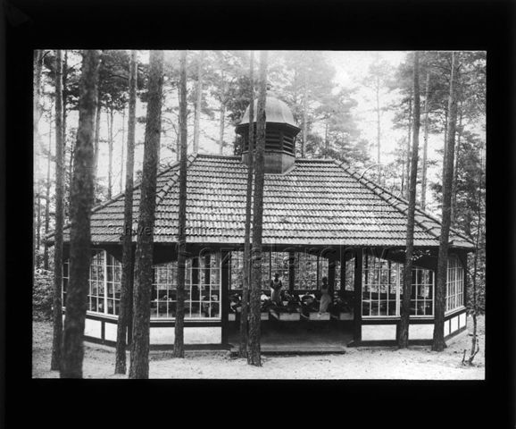 Diaserie zum Thema Tuberkulose im Kindesalter; Kinder liegen auf Betten in einem Haus im Wald mit vielen Fenstern; Deutsches Hygiene-Museum; um 1930