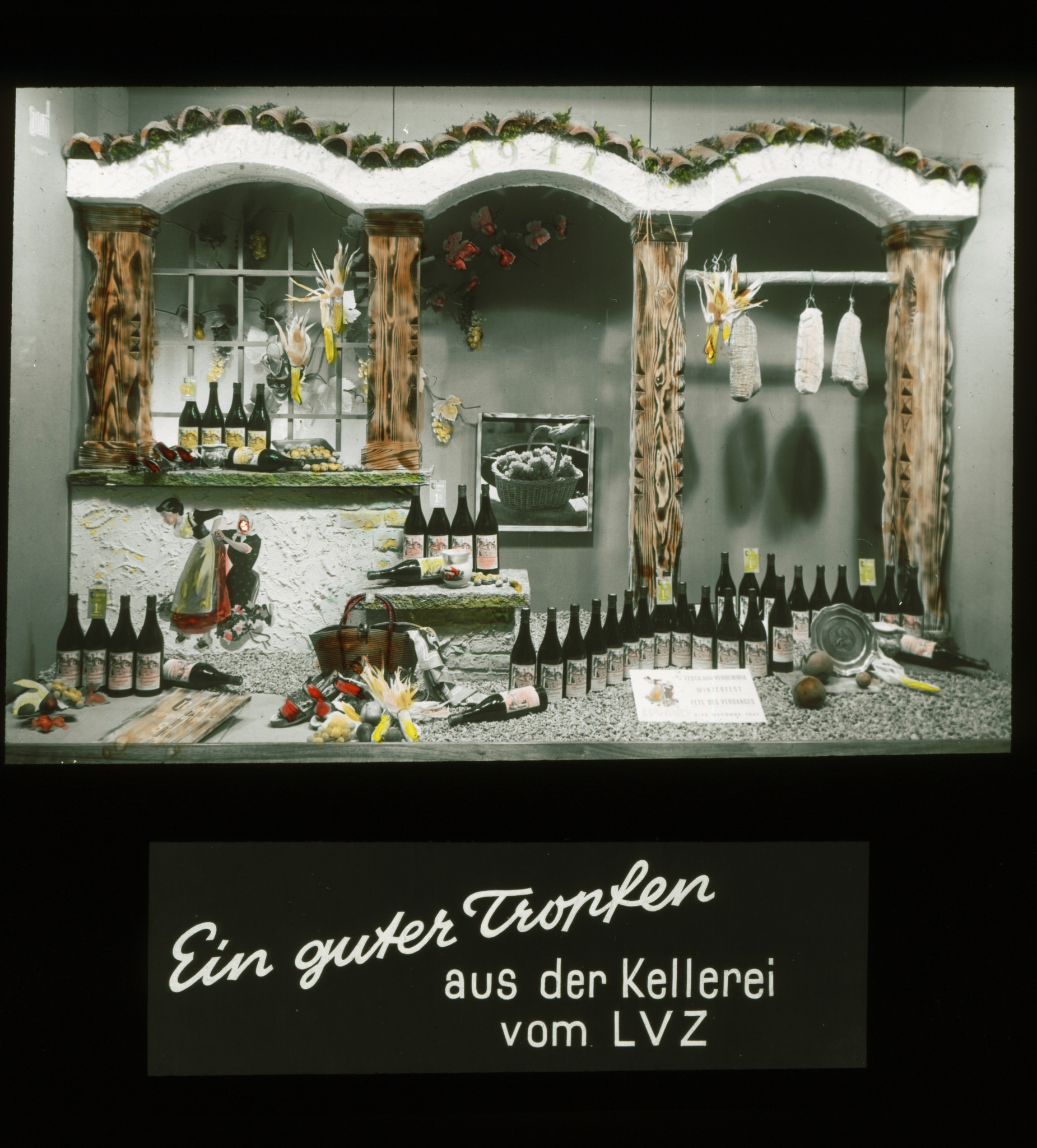 Dia: Schaufenster mit Wein: "Ein guter Tropfen aus der Kellerei vom LVZ".