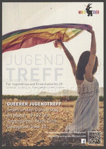 "Jugendtreff –  Für Jugendliche und Erwachsene bis 28 – Schwule, Lesbische, Transgender, Inter, Queer – Queerer Jugendtreff", Frau mit einer Regenbogenflagge in einem Feld; Kontaktangaben etc. – Flyer der Jugendorganisation "Whatever Graubünden" (um 2020, Chur)