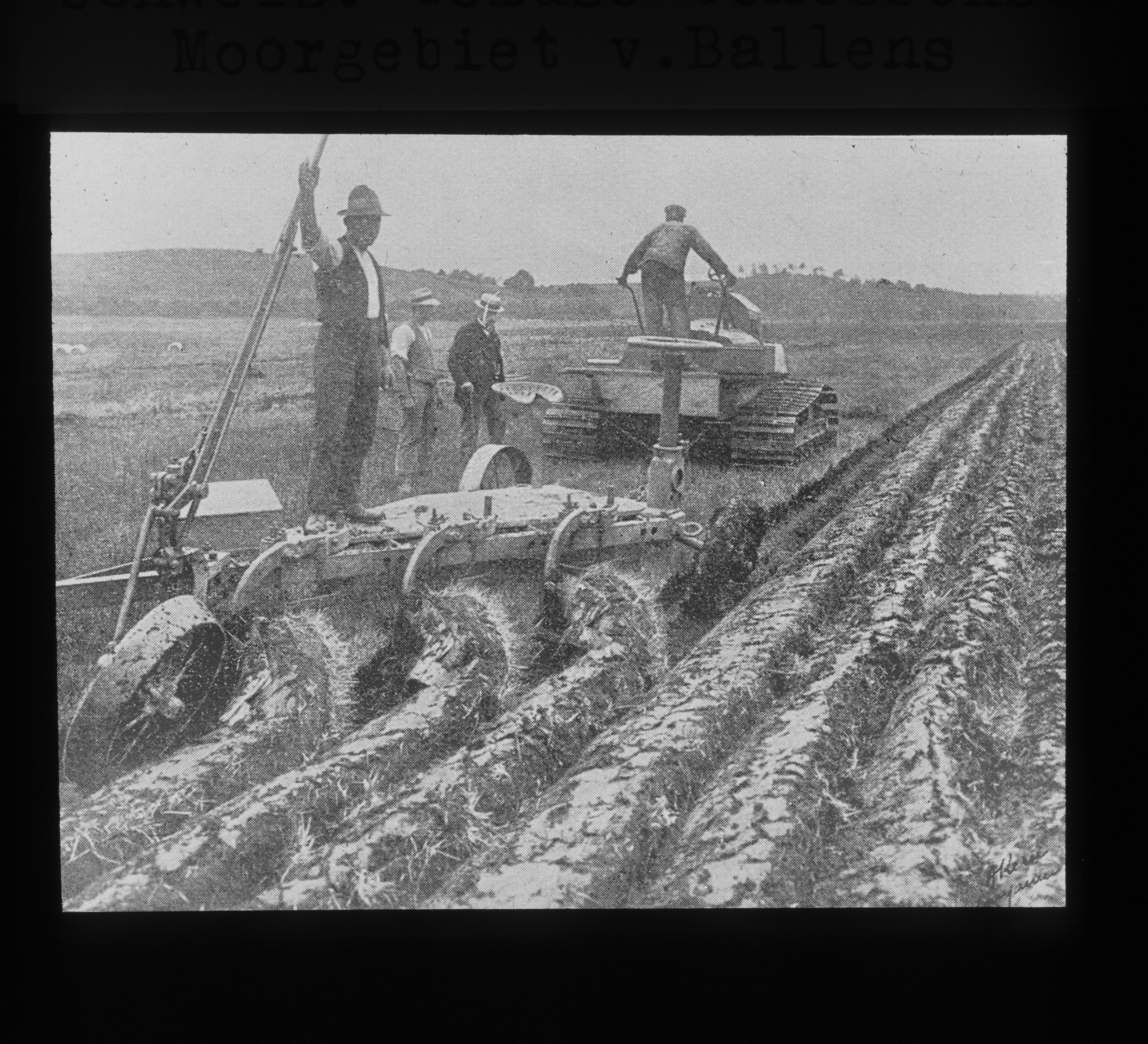 Dia: Moorgebiet von Ballens: Bauern bem Pflügen eines Feldes der S.G.G. (Schweizerische Genossenschaft für Gemüsebau).