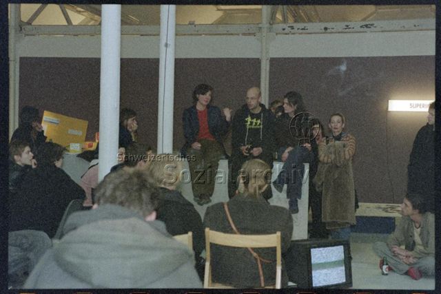 Gespräch, abgebildet u.a. Marion von Osten, Lisa Schiess, Pauline Boudry, Natalie Seitz, Nadia Schneider Willen