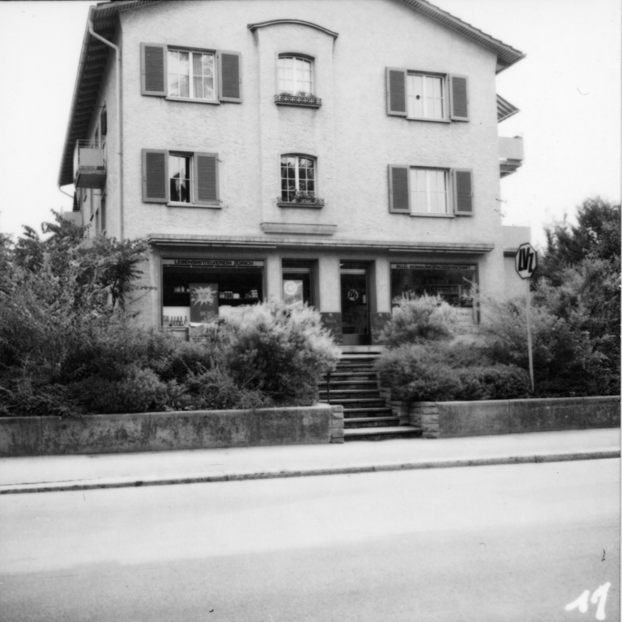 Laden des Lebensmittelvereins Zürich an der Dorfstrasse 18 in Küsnacht: Aussenansicht