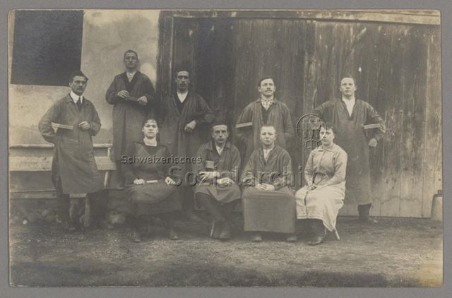 Gruppenporträt im Freien, Uhrmacher, 15.03.1919