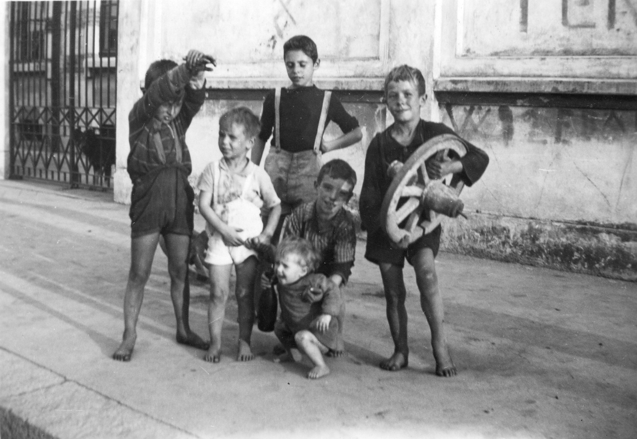 "Milano 1947. Asilo Italo-svizzero"; Gruppenbild von Knaben mit Spielzeug