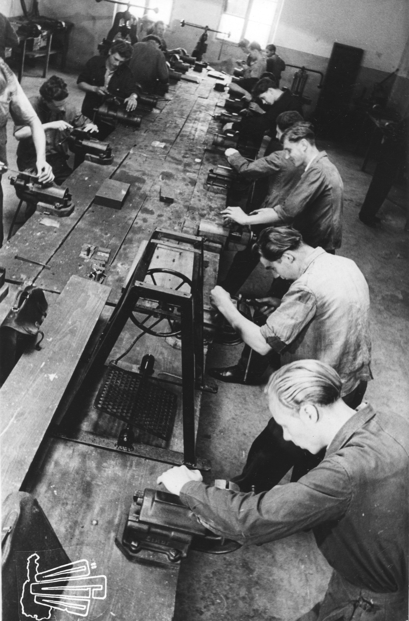 "Österreichische Lehrwerkstätten. Das Feilen muss gelernt sein", Auszubildende beim Feilen, Wien, um 1950
