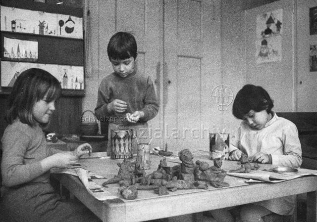 "Kindergarten Aemtlerstrasse" - Kinder kneten Figuren; 1970