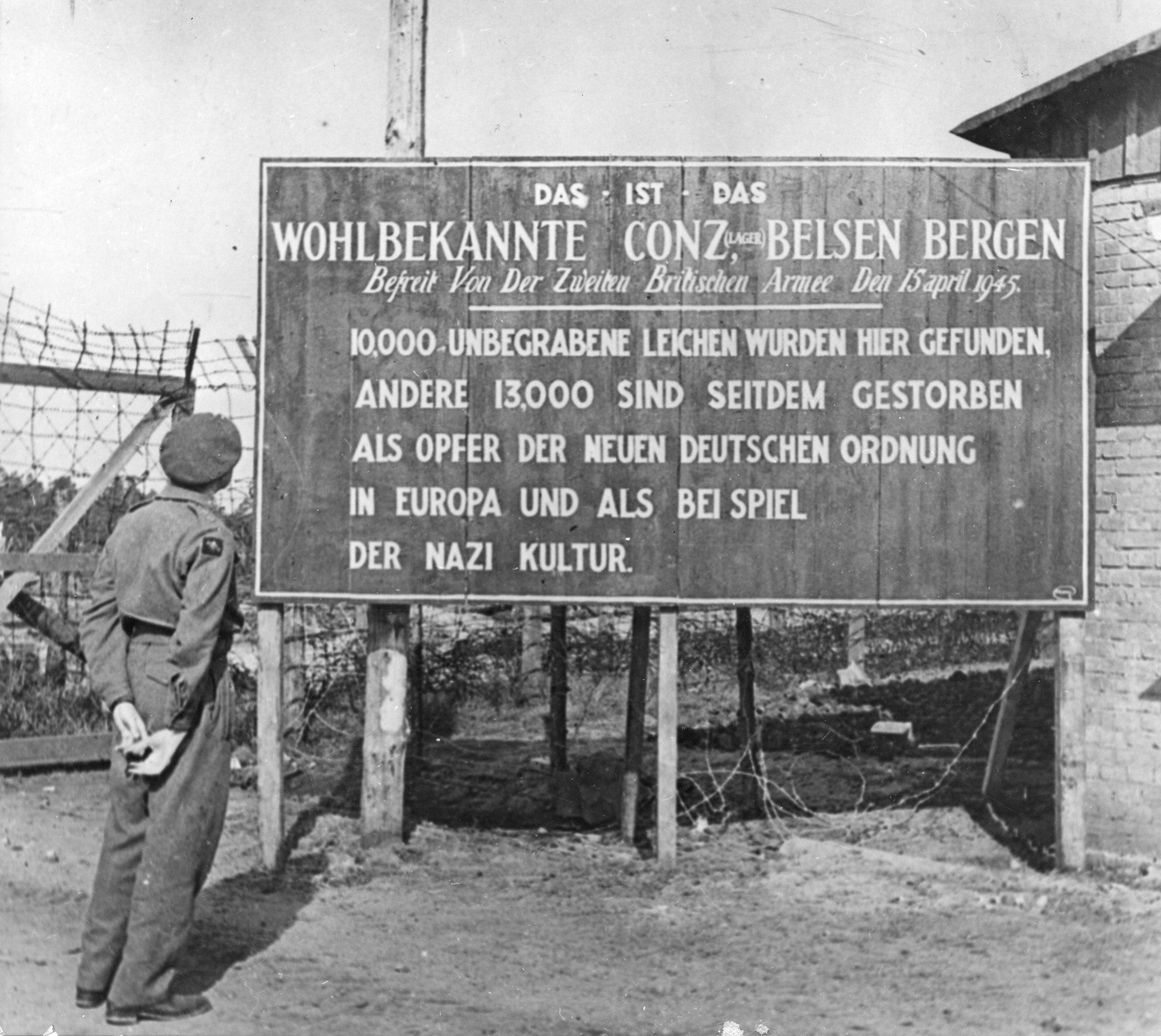 "Erinnerungstafel auf dem Platze des ehemaligen Konzentrationslagers Belsen",  eigentlich Konzentrationslager Bergen-Belsen, Soldat guckt zur Gedankentafel, um 1950 (Nachkriegszeit)