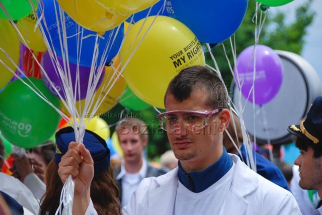 CSD 2009: "Europride 09" (06.06.2009, Zürich) – Wissenschaftler, Ballons: "Europride Zürich 09 – Celebrating 40 years with pride / Your rights are my rights – Gleiche Rechte für alle"