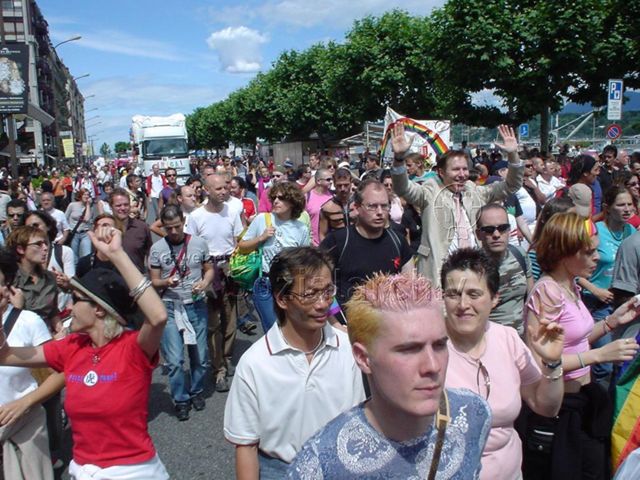 Pride Romande 2004 (10.07.2004, Genf) – Demonstrierende