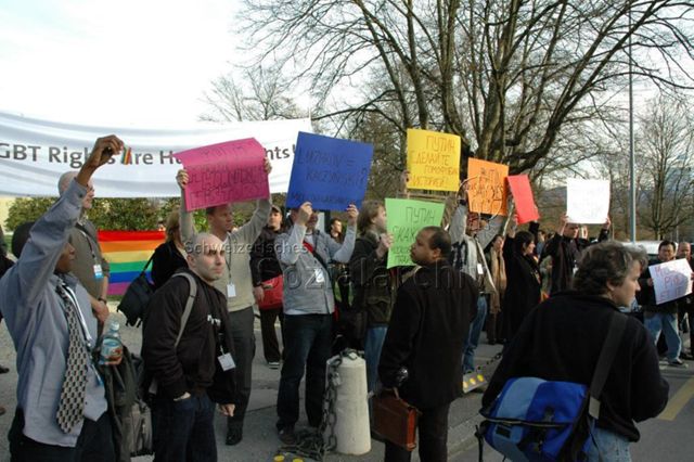23. ILGA (International Lesbian, Gay, Bisexual, Trans and Intersex Association) World Conference – Geneva (27.03.–03.04.2006, Genf) – u. a.: "Putin make homophobia history", "Putin, say yes to Moscow Pride", "Freedom for Moscow Pride!", "Moscow Pride - Let it Be", im Hintergrund: "ILGA – LGBT Rights are Human Rights!"