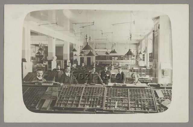 Schriftsetzer, möglicherweise in der Setzerei der NZZ, um 1920