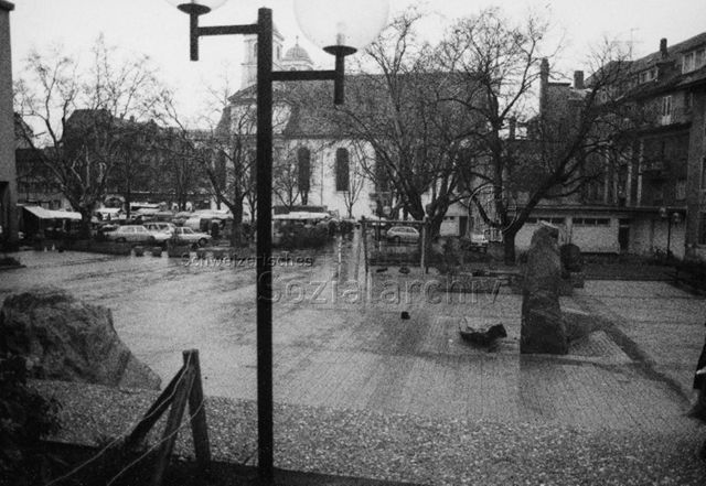 "Spielplatz - schlechte Beispiele, Olten" - gepflasterter Platz mit Schaukel; 1978