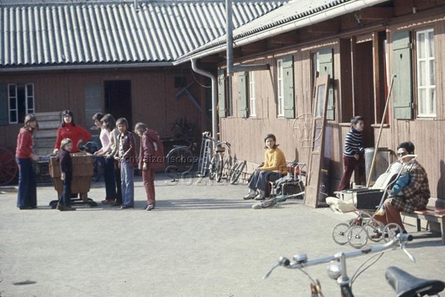 "Robinsonspielplatz Bachgraben, Basel" - Kinder und Jugendliche spielen Tischfussball; um 1975