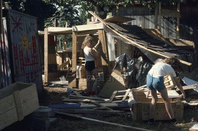 "Mädchen auf Bauspielplatz Binningen" - Hütten bauen; um 1975