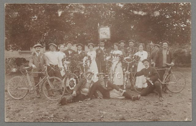 Gruppenfoto, Frauen, Männer, Fahrräder, Fahne "Fahrrad-Club Suhr 1906", um 1910