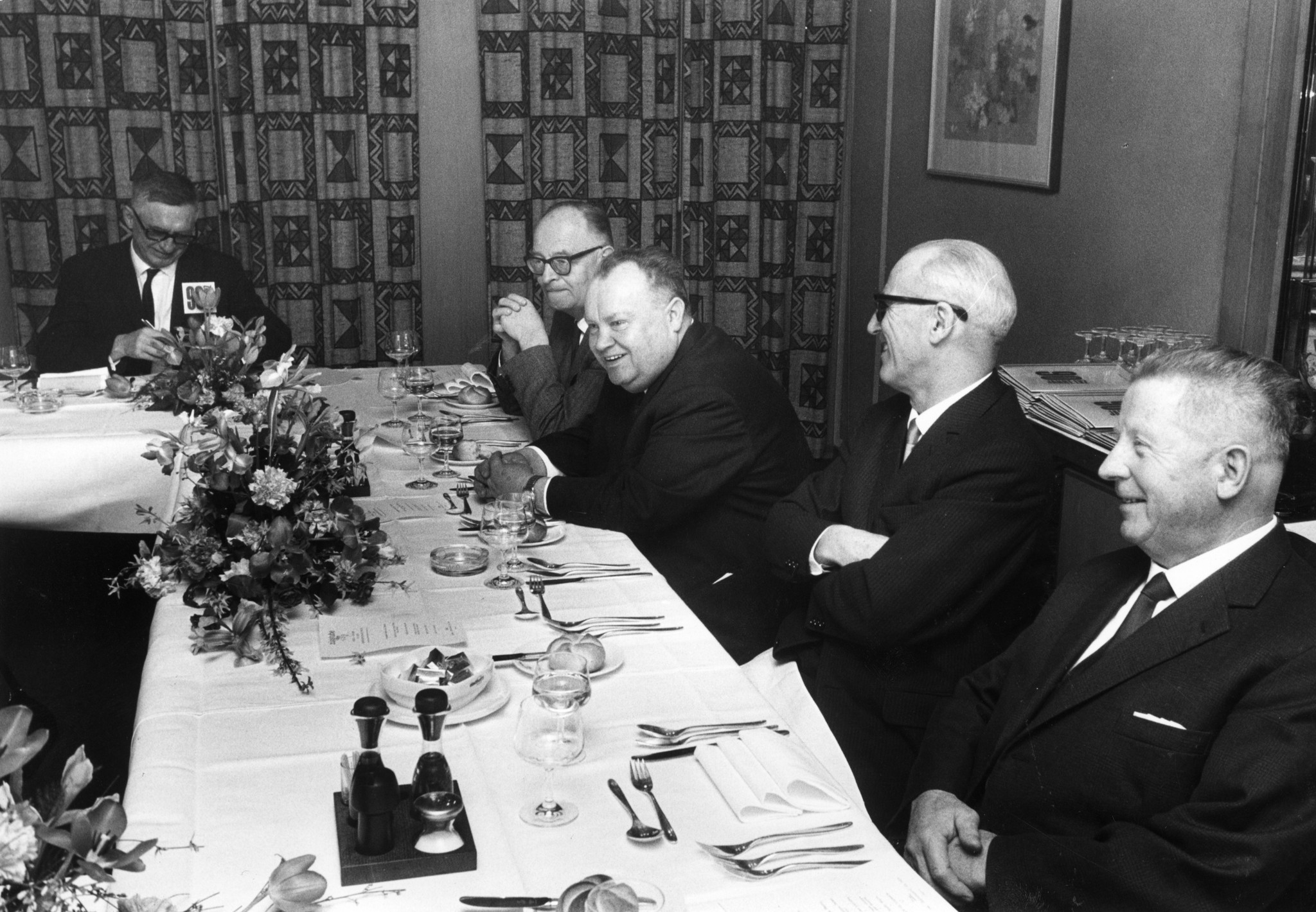 Jubiläum 100 Jahre Lebensmittelverein Zürich 1978: Männer sprechen bei einem Essen miteinander